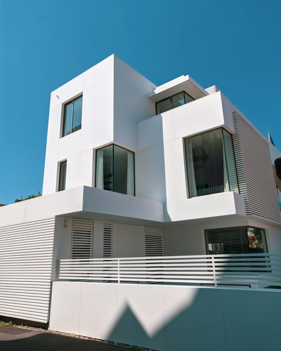 Fachada contemporânea de linhas escultóricas em luz natural